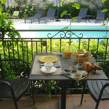 לינה וארוחת בוקר Les Jardins De La Livree Villeneuve-lès-Avignon