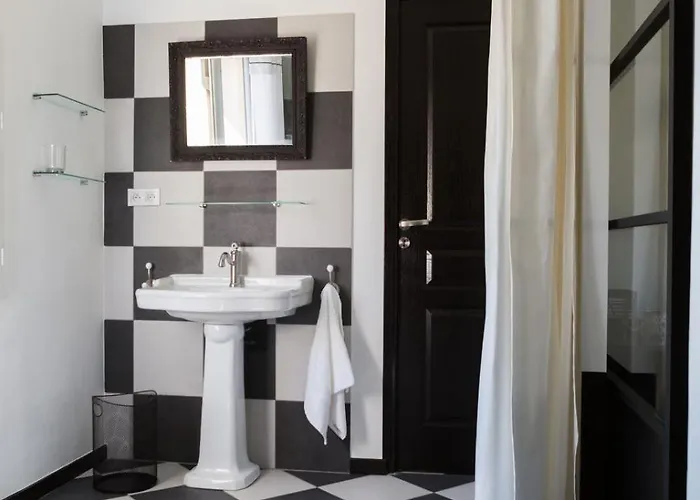 Les Jardins De La Livree Bed and Breakfast 4*